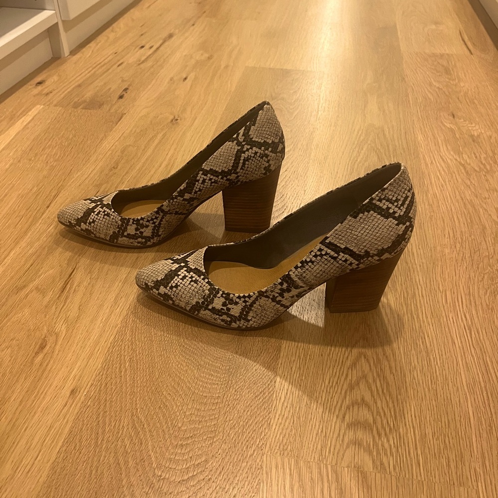 Snakeskin print stacked heel